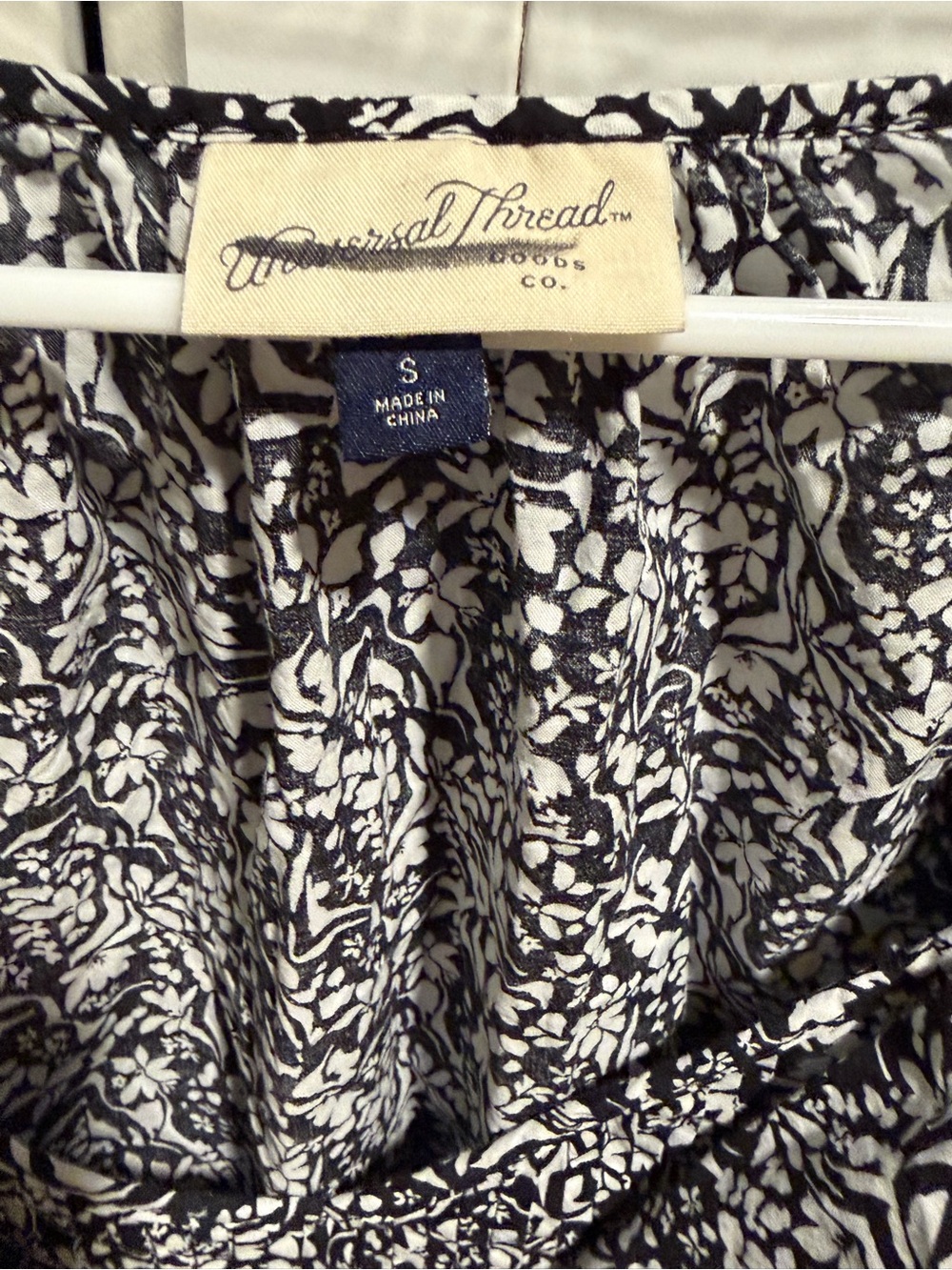 178 - NWOT Universal Thread Black and White Floral Ruffle Sleeve Blouse - Picture 3 of 3